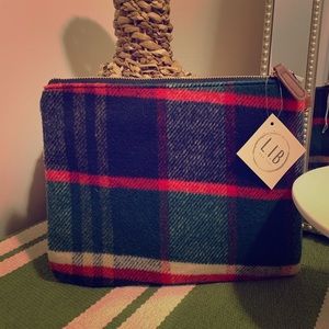 Soft plaid clutch with zipper closure (NWT)